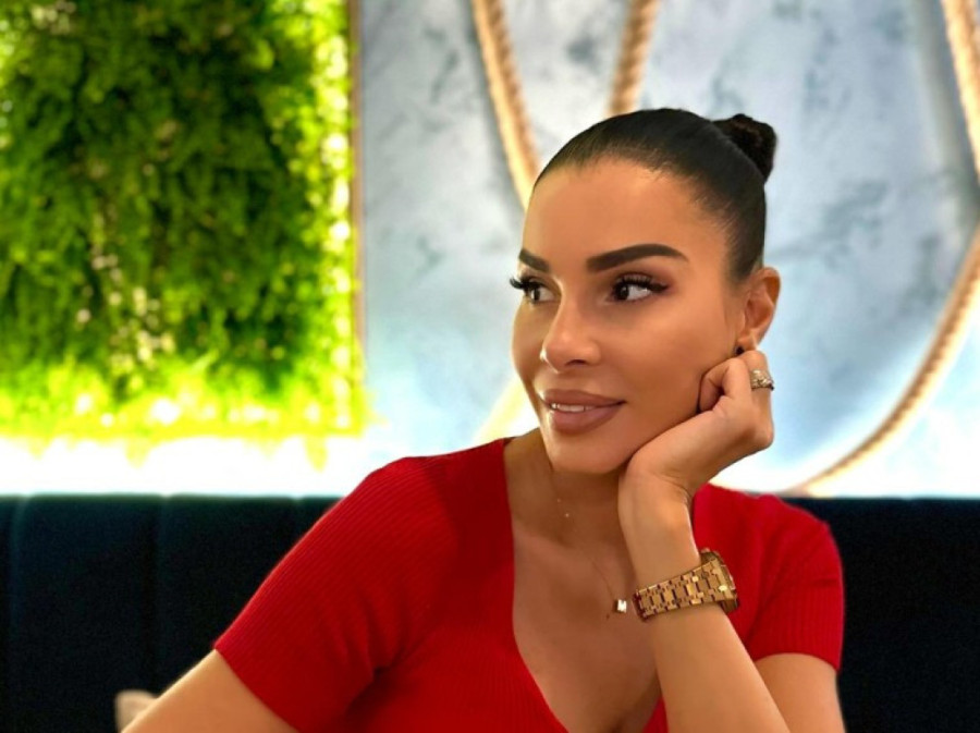 Zavodljivo pozira u hotelskoj sobi: Mia Borisavljević dominira u pink bikiniju!