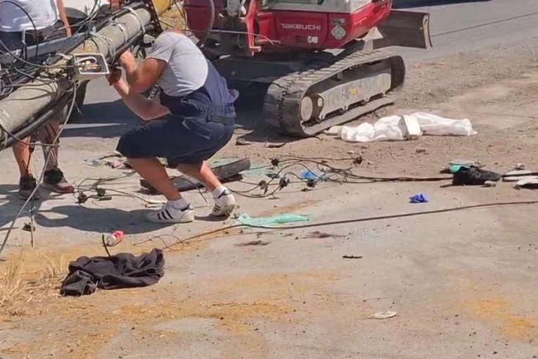 "Opel" prepolovio betonsku banderu! Poginula tinejdžerka, troje povređeno