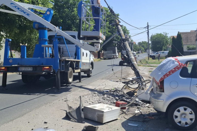 Potresne scene u Dobanovcima: Roditelji na mestu stradanja ćerke, u rukama sveće (FOTO)