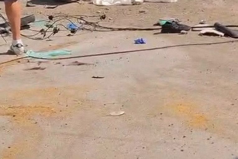 Potresne scene u Dobanovcima: Roditelji na mestu stradanja ćerke, u rukama sveće (FOTO)