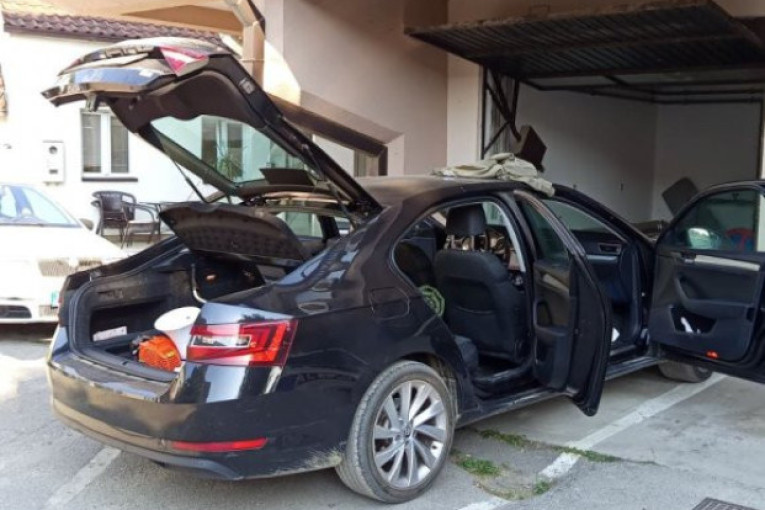 "Ne vraćamo se dok ne pobijemo sve": Pogledajte šta je pronađeno kod uhapšenih blokadera! (FOTO)