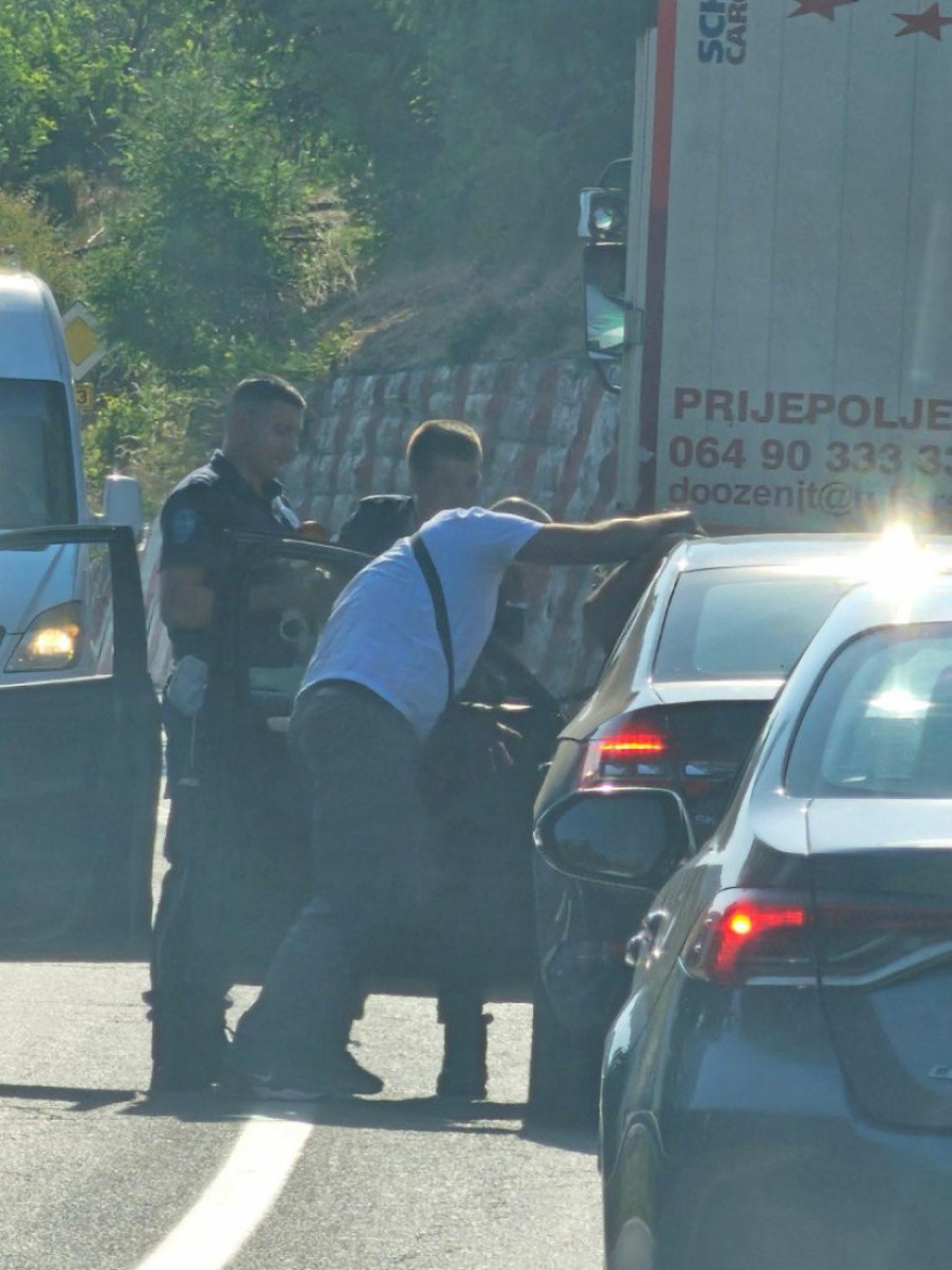 Zavera blokadera otkrivena: Uhapšena trojica zbog planiranja nasilnog rušenja vlasti u Srbiji (FOTO)