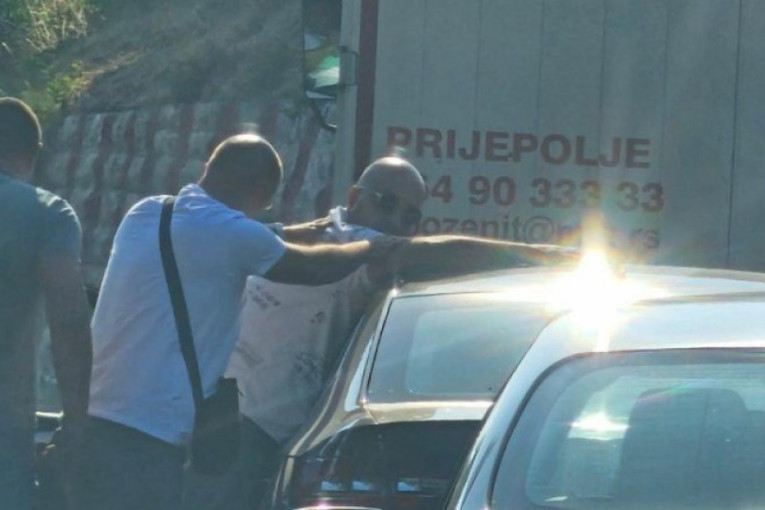 Zavera blokadera otkrivena: Uhapšena trojica zbog planiranja nasilnog rušenja vlasti u Srbiji (FOTO)