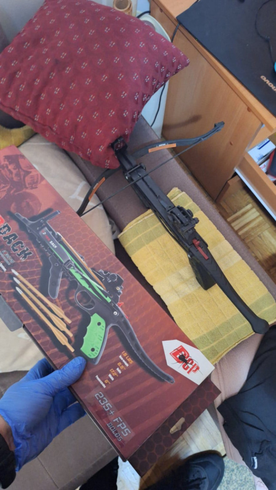 Nova hapšenja zbog rušenja ustavnog poretka! Privedene dve osobe, jedan imao samostrel! (FOTO)