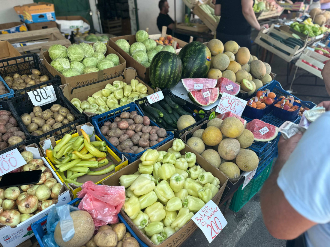 Kilogram lubenice jeftiniji nego ikad: Čačani se rashlađuju na pijaci (FOTO)