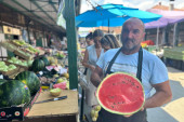 Kilogram lubenice jeftiniji nego ikad: Čačani se rashlađuju na pijaci (FOTO)