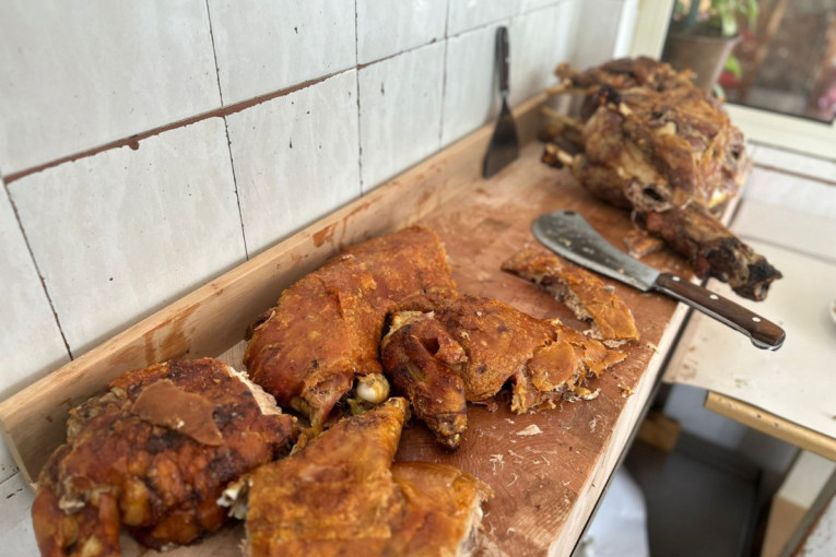 Ako nije masno, nije ni slasno! Jedu ga i za doručak: Za 600 dinara najedem se kao beg, baš me briga što je napolju pakao! (FOTO)