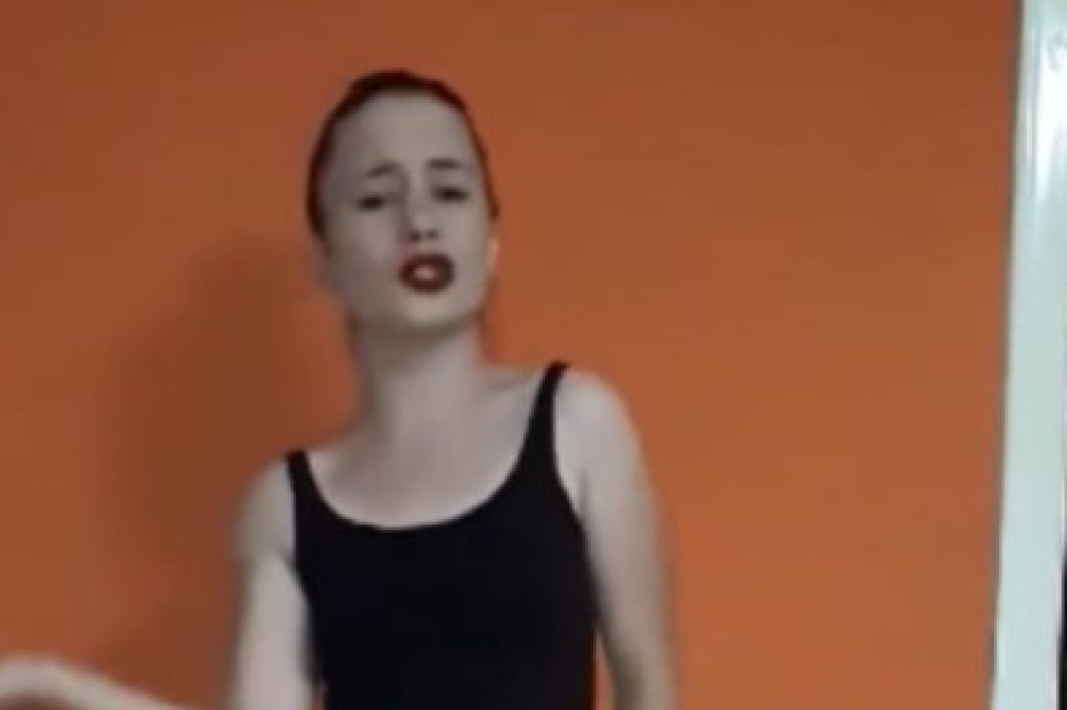 Nema šanse da je prepoznate! Danas je kraljica bakšiša i ne liči na sebe, a sa 11 godina je pevala ovaj hit (VIDEO)