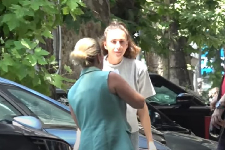 Raščupana i bez trunke šminke! Emina Jahović neprepoznatljiva na ulicama Beograda (FOTO/VIDEO)