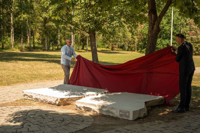 U Kruševcu otkrivena spomen-ploča u znak sećanja na stotine streljanih Srba, Jevreja i Roma (FOTO)