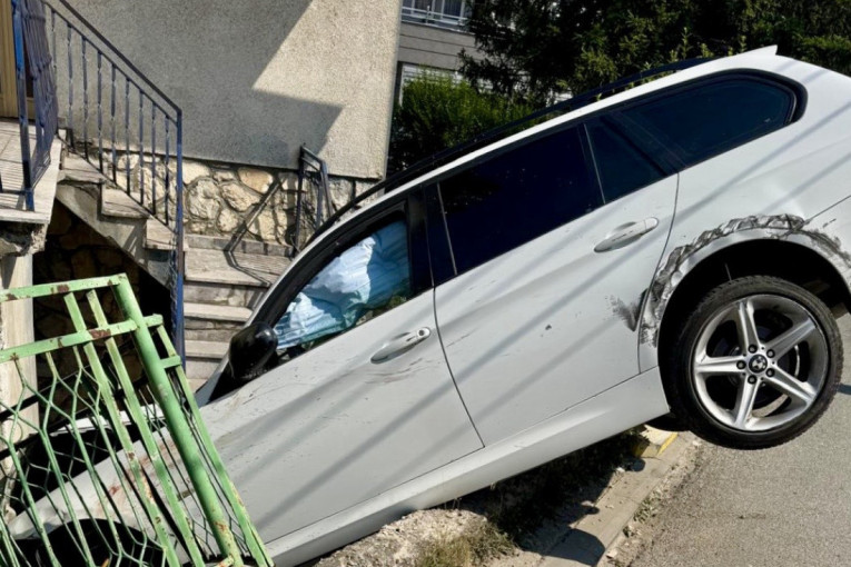 Mladić pokosio kolima ženu u Novom Pazaru, pa zatim uleteo u dvorište od kuće!