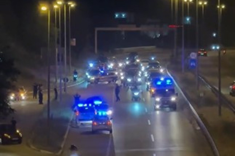 Sve vrvi od policije na Mišeluku: Dve osobe pale sa motocikla (VIDEO)
