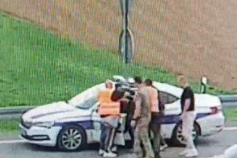 Kamere snimile divljačko ponašanje: Pogledajte kako blokader Ivan Matović šutira policajce i pravi haos (VIDEO)