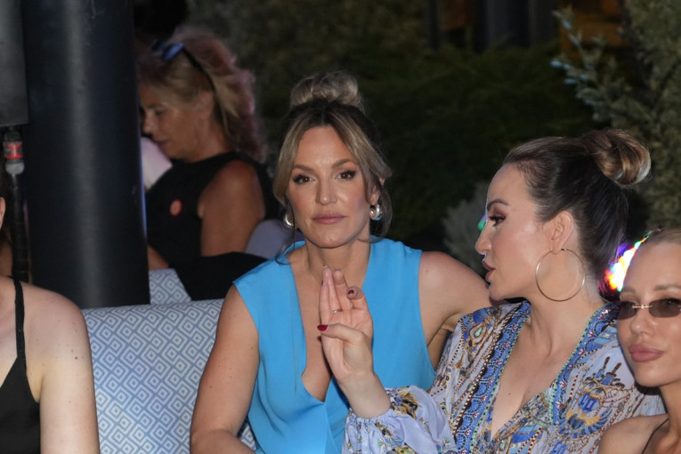 "Mamu sam izgubila, a imam osećaj da je ovde..." Pevačica kroz suze o smrti roditelja