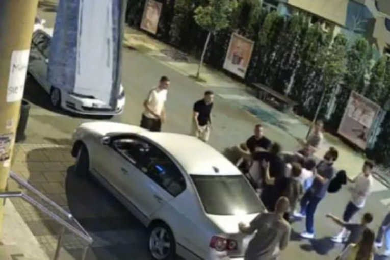 Masovna ulična tuča novopazarskih blokadera nakon krađe donacija! (FOTO/VIDEO)