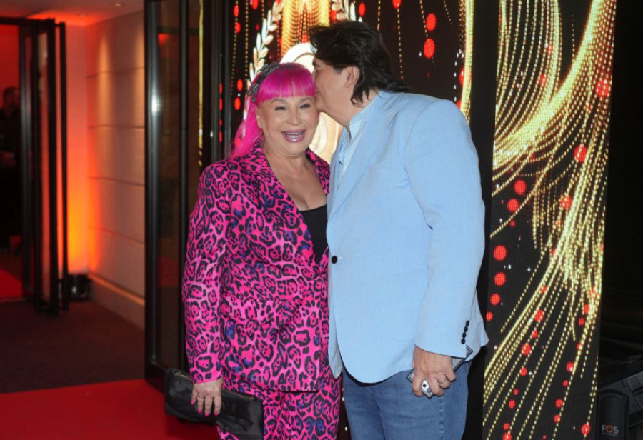 Roze tepih i velike ikebane: Ovako izgleda dom Zorice i Kemiša na dan svadbe, jedna stvar će privući pažnju svima! (FOTO)