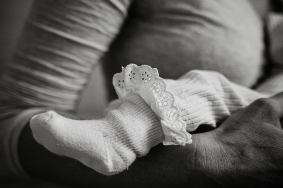 Lekari otpustili bebu iako je bila loše: Sutradan preminula u krevetiću!