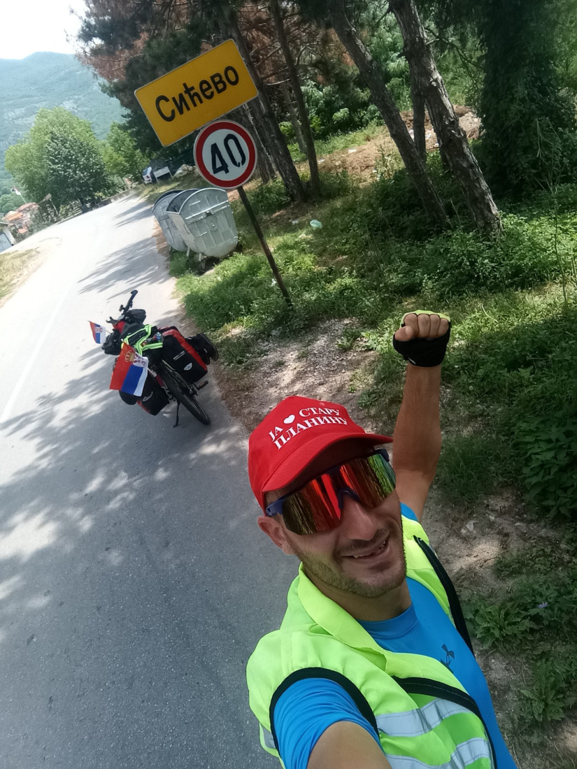 Peške 500 kilometara za svoju crkvu: Stefan iz Sićeva kreće sam na hodočašće da bi skupio novac za završetak crkve u svom selu (FOTO)