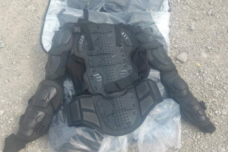 Blokaderi nabavili opremu za sprovođenje nasilja! Evo šta su sve spremili za protest u Beogradu (FOTO)