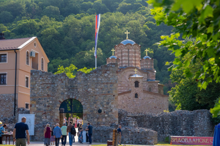 U Ravanici liturgija povodom Vidovdana, liturgiju služi patrijarh Porfirije (FOTO)