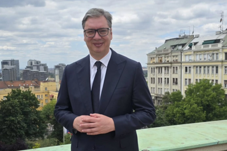 "Vidovdan na poslu": Vučić se oglasio sa terase Predsedništva i čestitao građanima veliki praznik