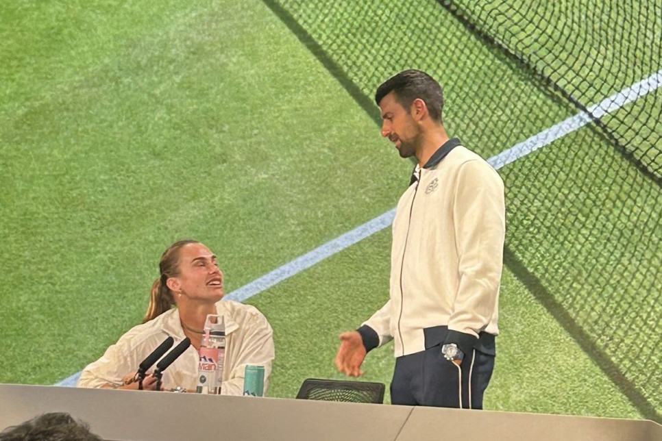 Đoković upao kod Sabalenke na pres, pa krenuo da je "riba", svi umiru od smeha! (VIDEO)