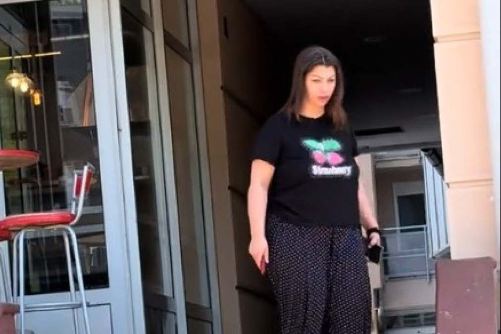Zabrinjavajuće izdanje Miljane Kulić: Izašla u pidžami na ulicu, a svi komentarišu šta je obula (VIDEO)