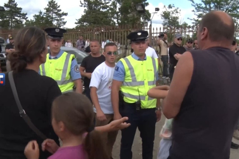 Pojavio se snimak sa Gazimestana: Srpska deca plaču dok majka brani ćerku koju je privela policija