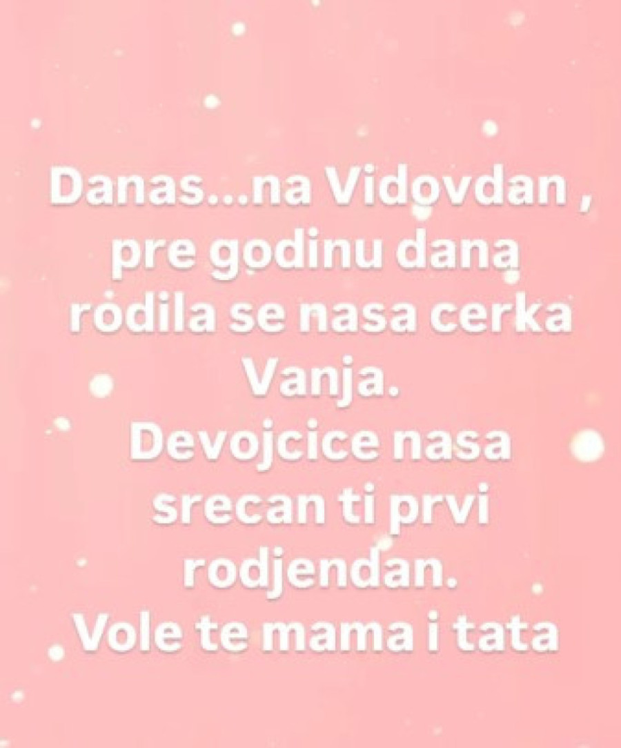Slavlje u domu Sanje Maletić! Pevačica rodila ćerku u 52. godini, a danas je za nju poseban dan! (FOTO)