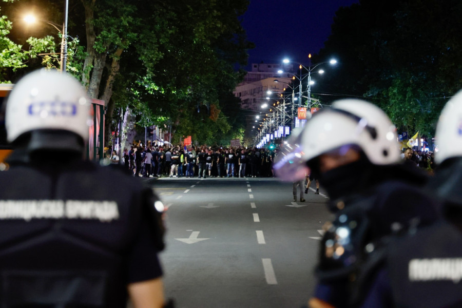 Kamenicama i flašama na čuvare reda! Blokaderi priznali napad na policiju - predložen pritvor za 19 nasilnika