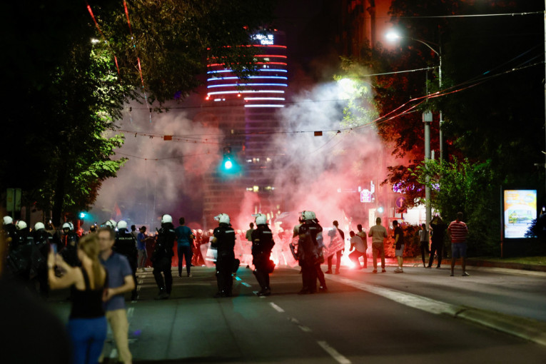 Sve o neredima na beogradskim ulicama: Pratite divljanje blokadera na kamerama 24sedam