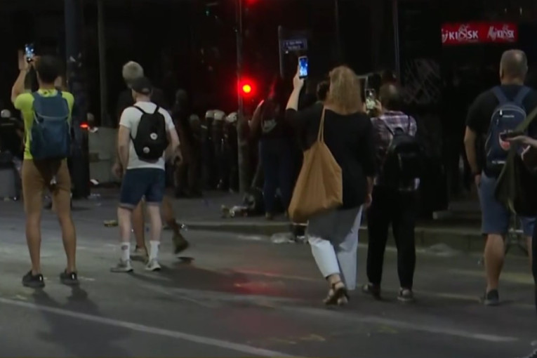 Divljaci nastavljaju da terorišu Beograđane: Blokaderi zaustavili saobraćaj na bulevaru