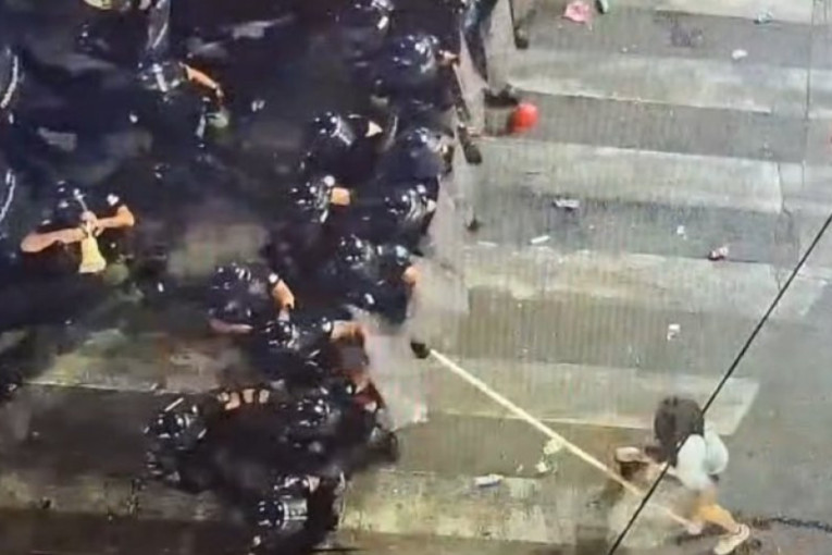 Pet slika haosa: Najbrutalniji napad blokadera na policiju (FOTO)