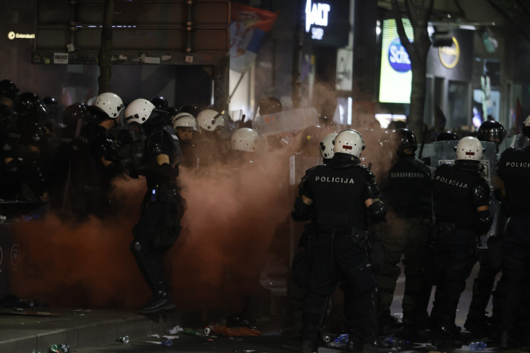 Pet slika haosa: Najbrutalniji napad blokadera na policiju (FOTO)