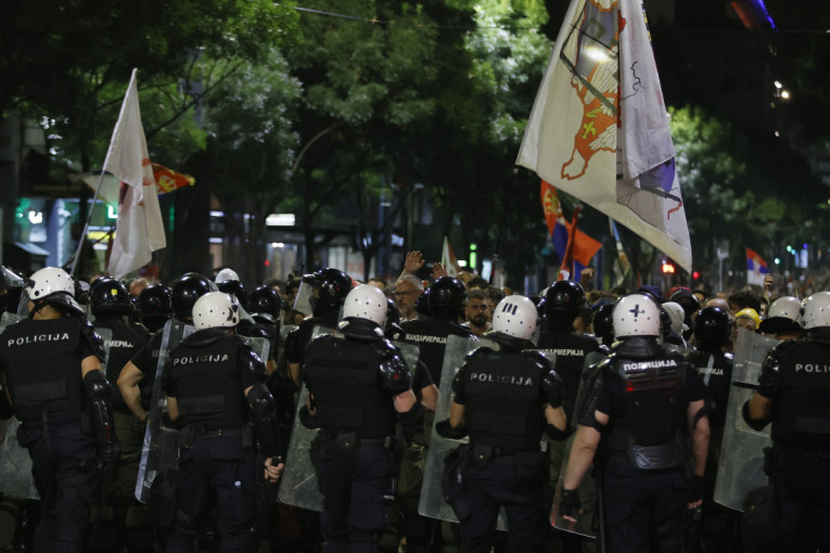 Kako su blokaderi napravili haos u prestonici: Krvnički napali policiju - gađali ih flašama, motkama, kamenjem... (FOTO/VIDEO)