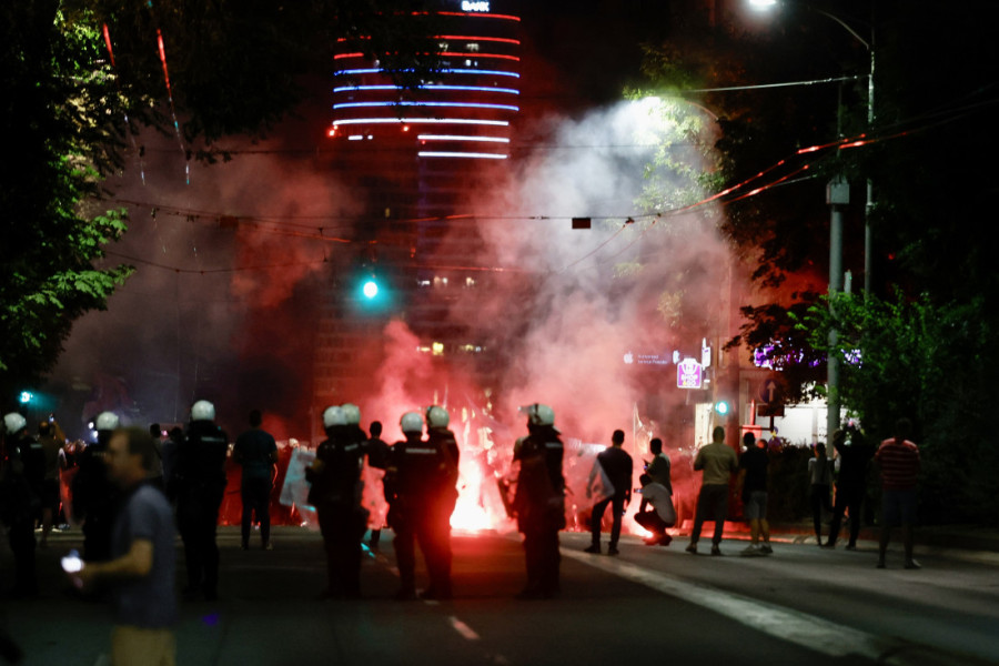 Kako su blokaderi napravili haos u prestonici: Krvnički napali policiju - gađali ih flašama, motkama, kamenjem... (FOTO/VIDEO)