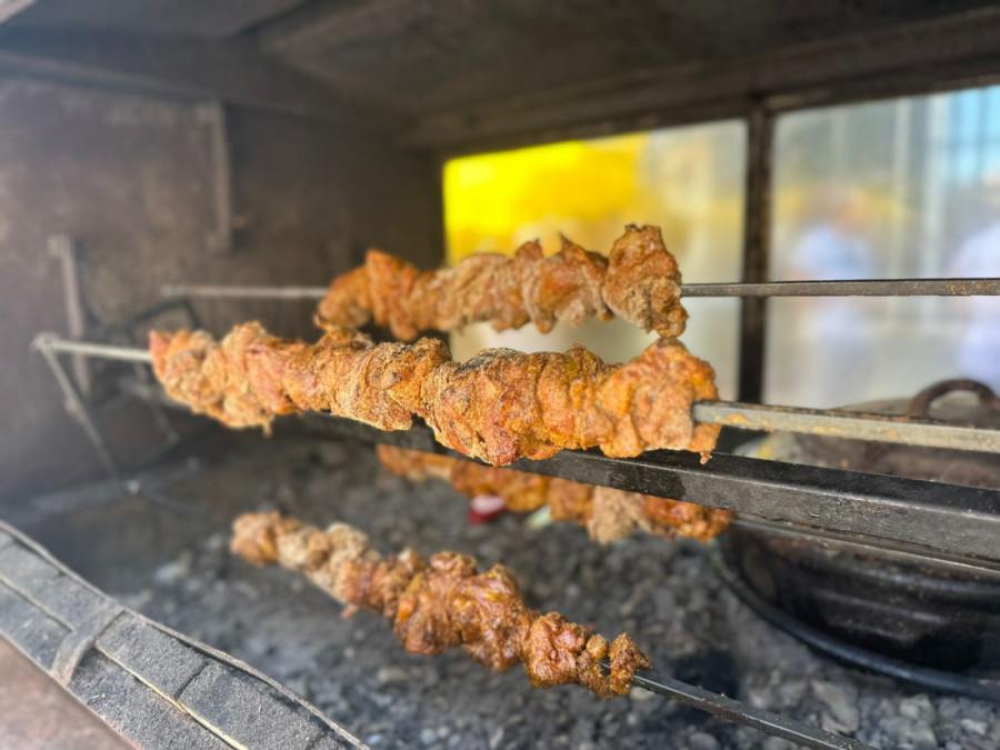 Ćevap koji govori 10 jezika! Hajduk fest i ove godine okupio vrhunske majstore - otkrivaju kako se sprema srpski specijalitet (FOTO)