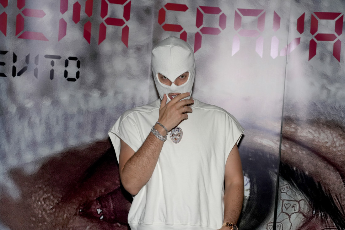 Šok na Devitovom nastupu, devojka skočila na binu i skinula se! Obezbeđenje munjevito uletelo (VIDEO)