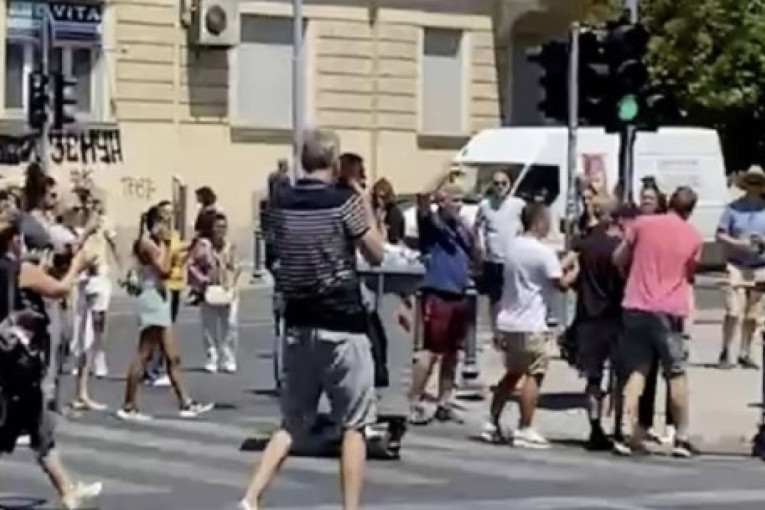 Tuča u Zemunu, blokaderi uporno pokušavaju da blokiraju Glavnu ulicu (VIDEO)