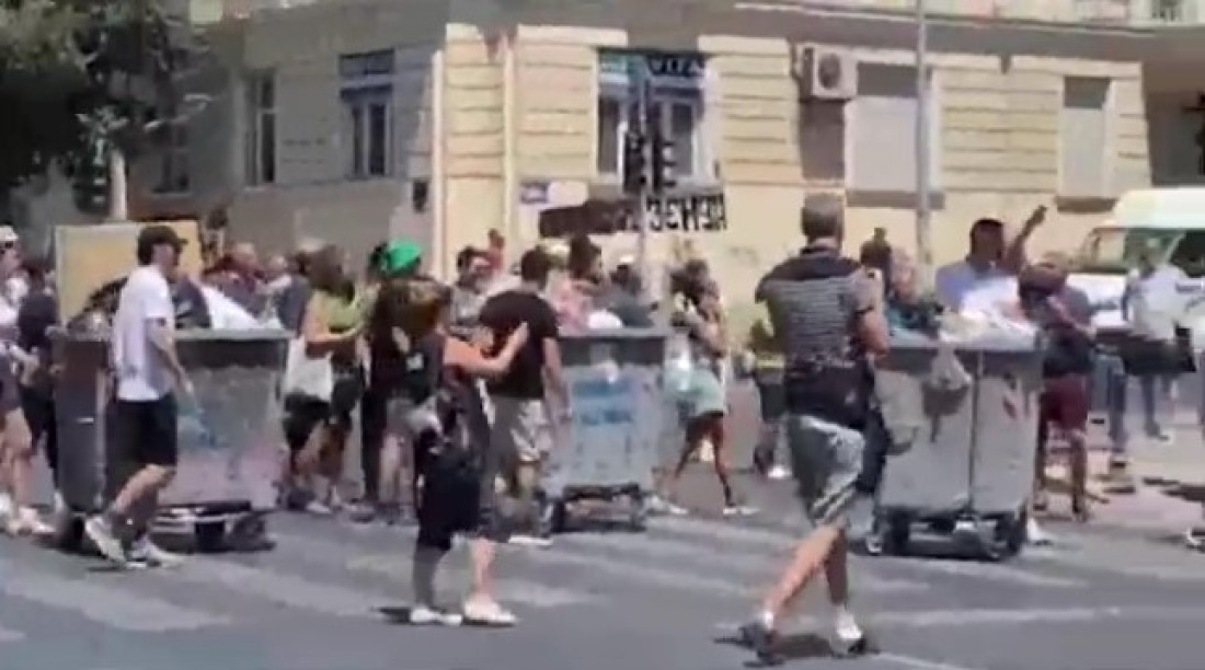 Tuča u Zemunu, blokaderi uporno pokušavaju da blokiraju Glavnu ulicu (VIDEO)