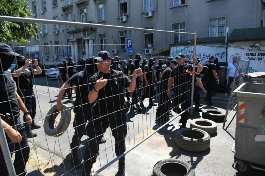 Nezakonite kontejnerske barikade padaju jedna po jedna: Policija razbija blokade širom zemlje (FOTO/VIDEO)