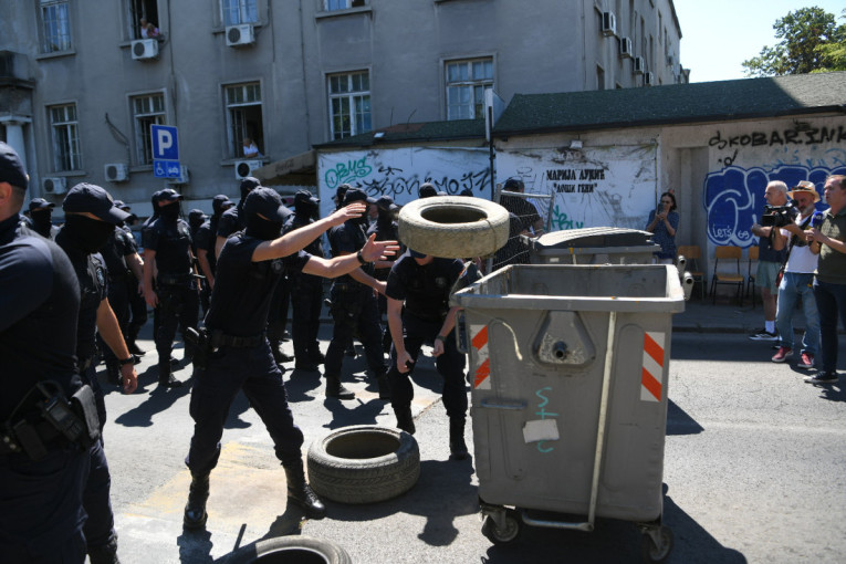 Nezakonite kontejnerske barikade padaju jedna po jedna: Policija razbija blokade širom zemlje (FOTO/VIDEO)