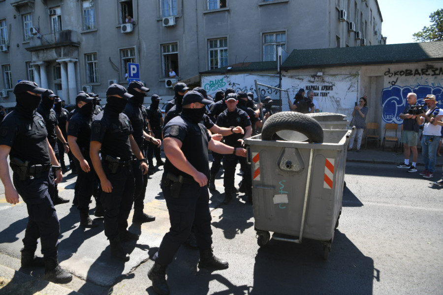 Nezakonite kontejnerske barikade padaju jedna po jedna: Policija razbija blokade širom zemlje (FOTO/VIDEO)