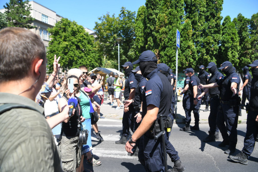 Nezakonite kontejnerske barikade padaju jedna po jedna: Policija razbija blokade širom zemlje (FOTO/VIDEO)