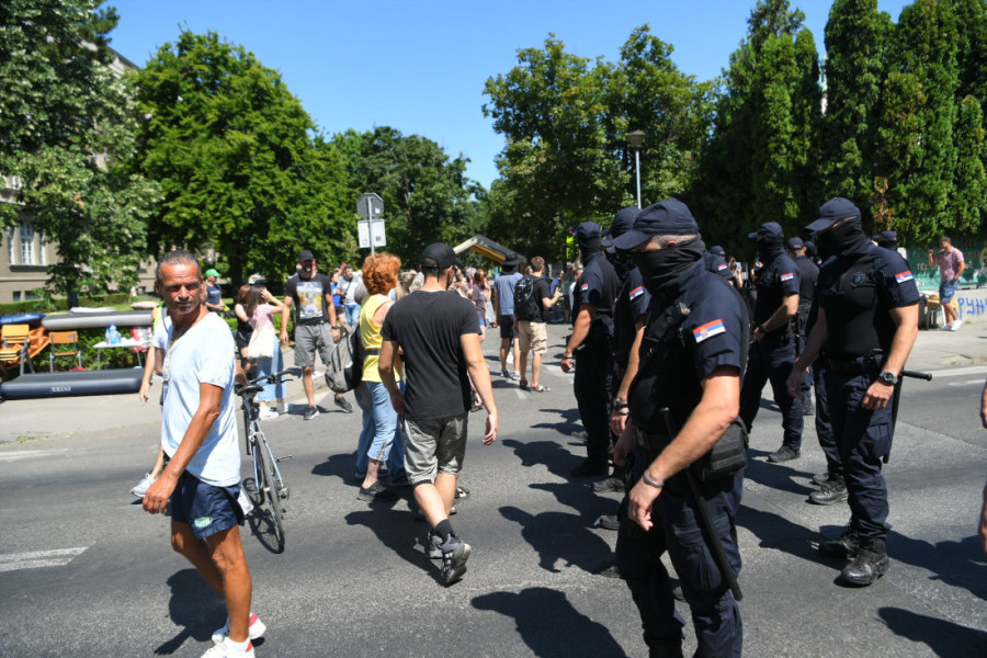 Nezakonite kontejnerske barikade padaju jedna po jedna: Policija razbija blokade širom zemlje (FOTO/VIDEO)