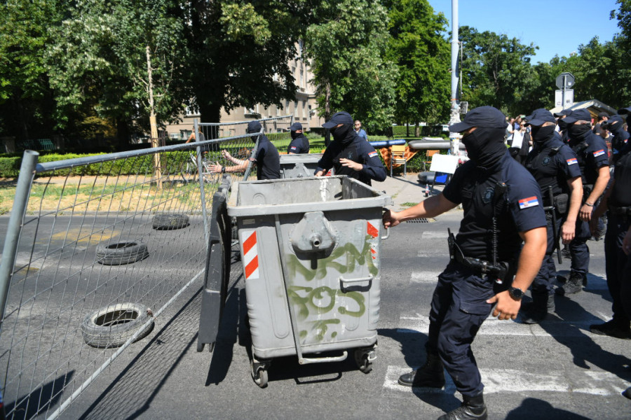 Država neće klečati pred nasilnicima! Luković: Policija će i noćas i ujutro uklanjati eventualne blokade