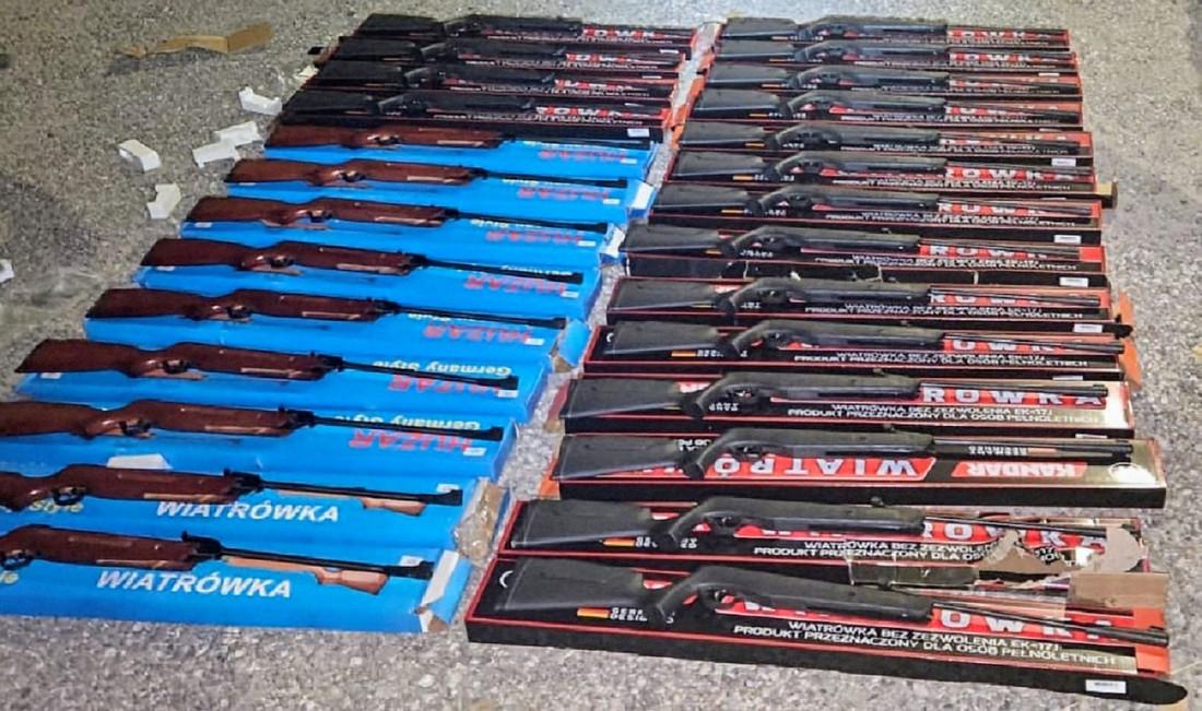 Na kombiju mu pisalo da prodaje suncobrane, a kada su ga carinici otvorili šokirali se! (FOTO)