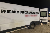 Na kombiju mu pisalo da prodaje suncobrane, a kada su ga carinici otvorili šokirali se! (FOTO)
