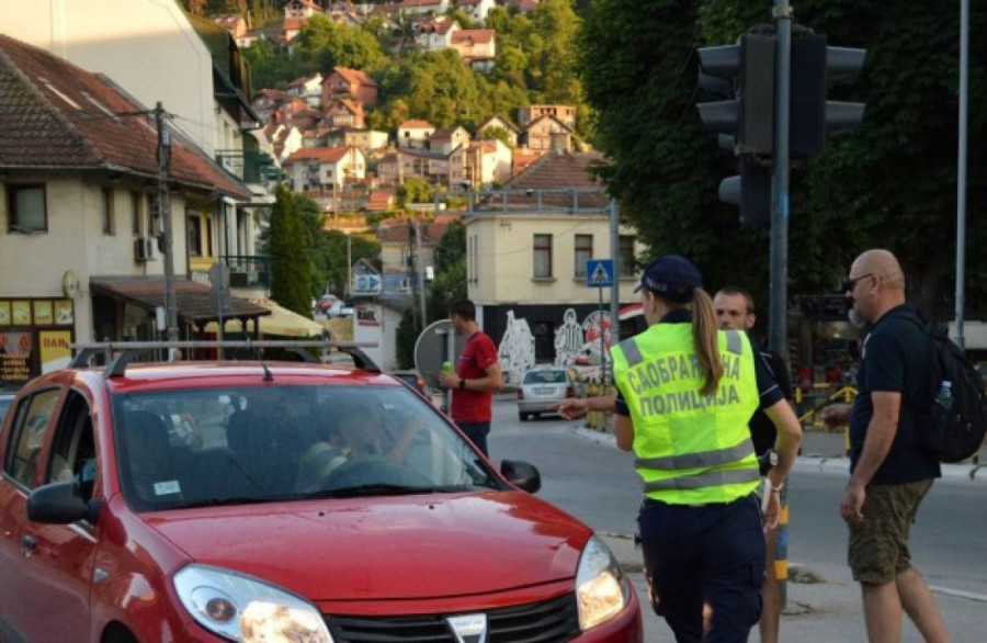 Sopstvena pravila za njih ne važe: Blokaderka probala da probije blokadu (FOTO)