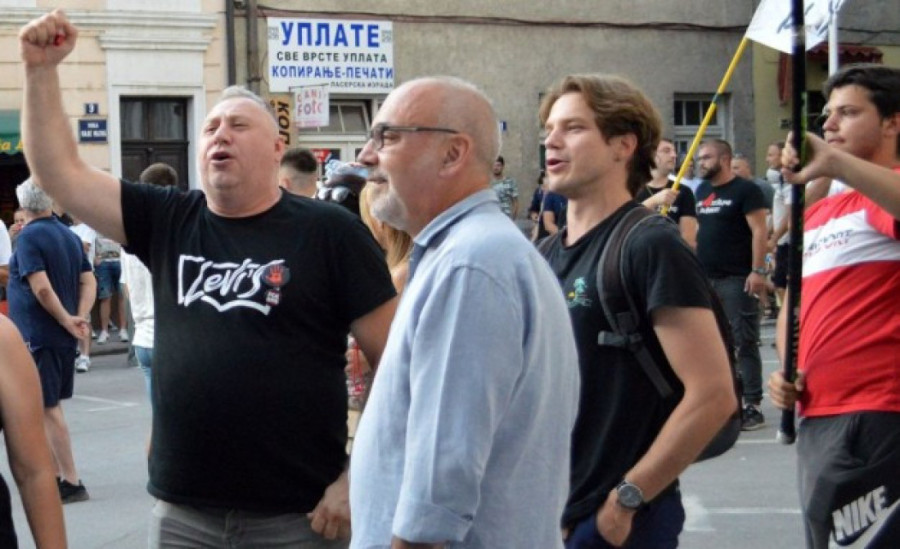 Sopstvena pravila za njih ne važe: Blokaderka probala da probije blokadu (FOTO)